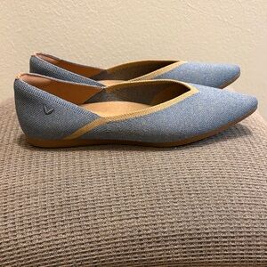 NWOT Vivaia blue and tan flats